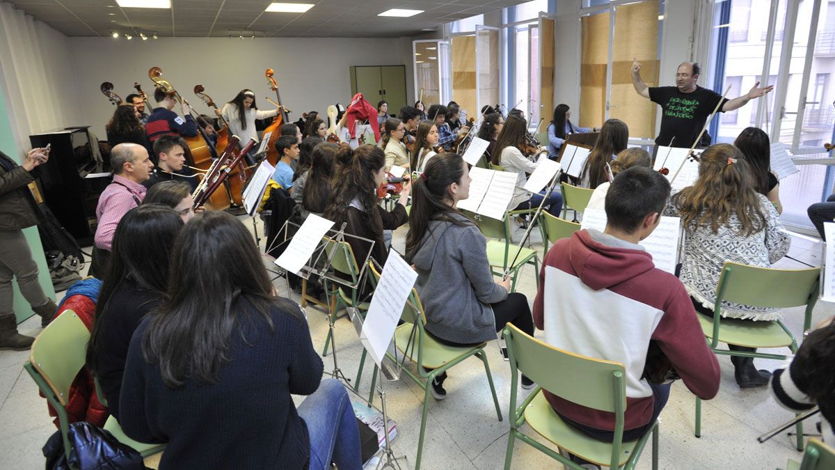 Una clase de violín en el Conservatorio Profesional de Música de León. | MAURICIO PEÑA