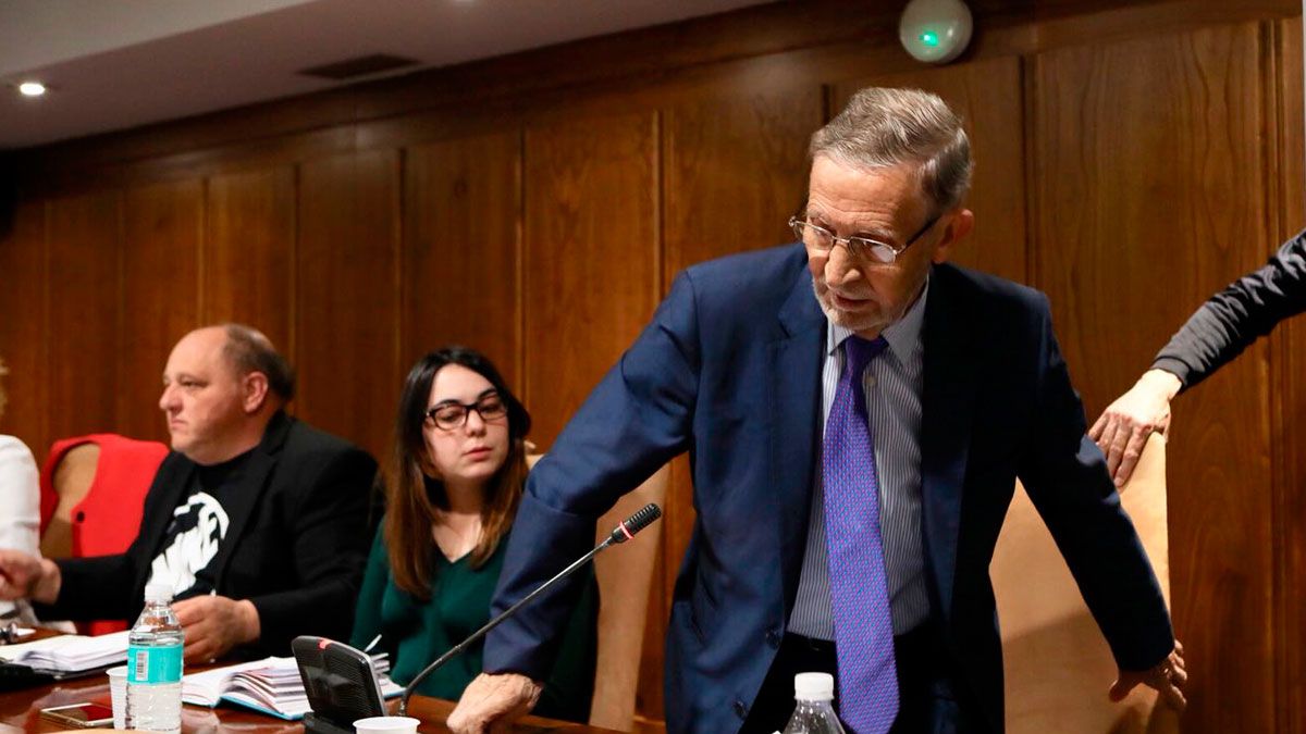 Carballo dejó el pleno muy enfadado con la decisión de la regidora. Carballo dejó el pleno muy enfadado con la decisión de la regidora.