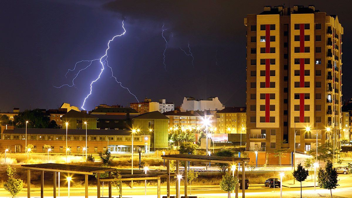 Tormenta nocturna sobre la capital leonesa en una imagen de archivo. | ICAL