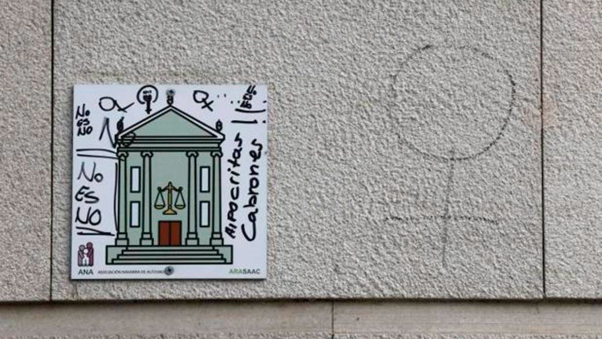 Varias pintadas en contra de la sentencia de 'La Manada' de la Audiencia de Navarra . | ABC Varias pintadas en contra de la sentencia de 'La Manada' de la Audiencia de Navarra . | ABC