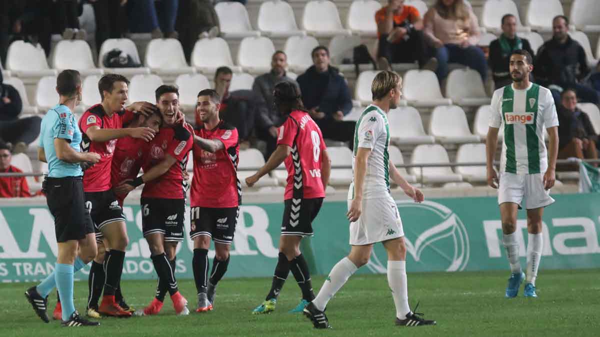 Los jugadores de la Cultural celebran uno de los dos goles que marcaron en El Arcángel en el choque de la primera vuelta. | DIARIO DE CÓRDOBA