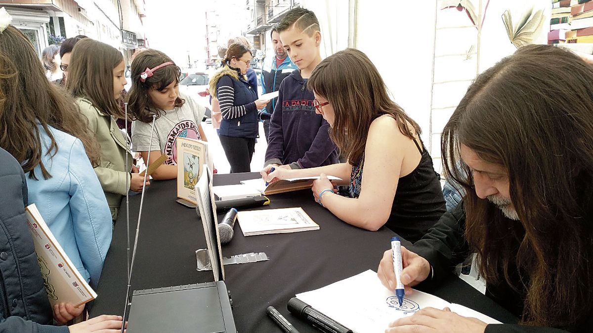 Firma de ejemplares durante la Feria del Libro.