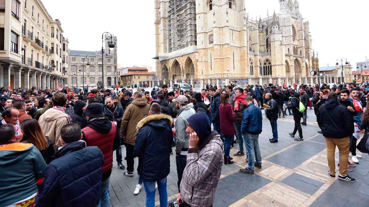 La afición de la Cultural, concentrada en la Plaza de la Catedral. | SAÚL ARÉN
