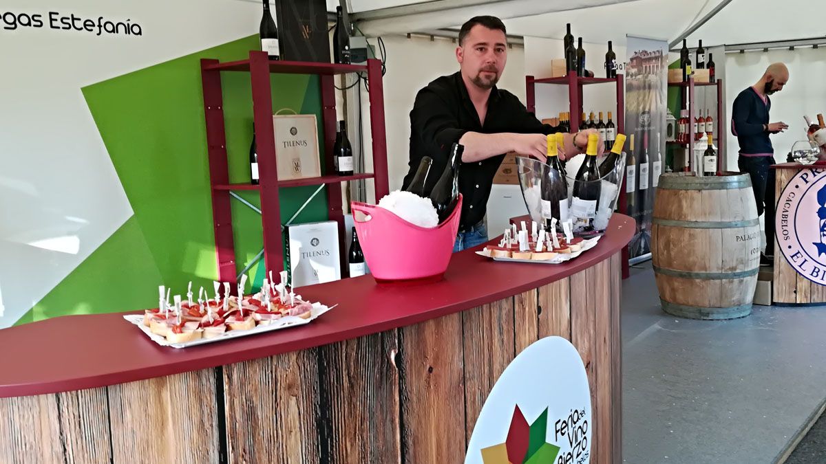 Uno de los stands de la Feria del Vino de Cacabelos, este fin de semana. | D.M.