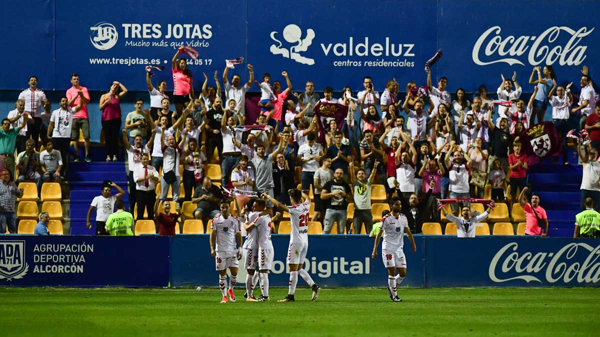 La afición leonesa ya acompañó a su equipo en Alcorcón en Copa. | SERGIO REYES