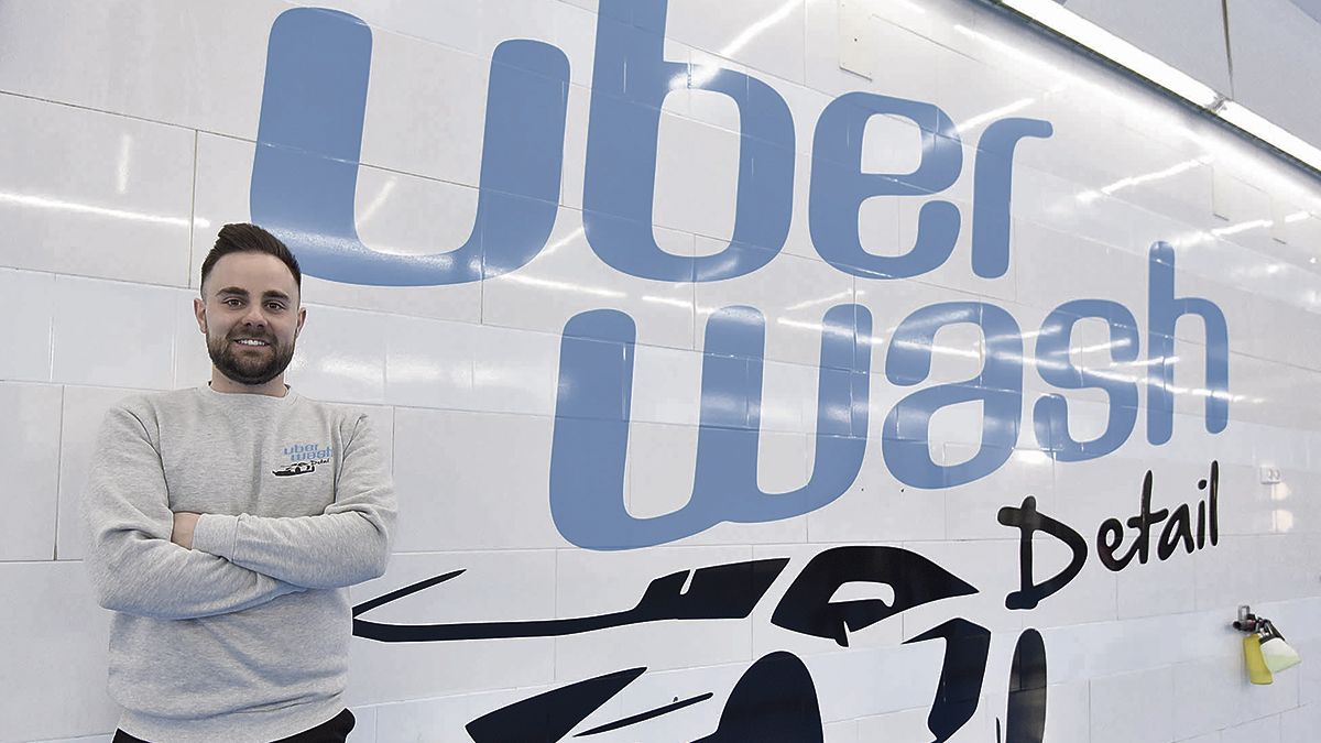 El gerente de Uber Wash Detail, Jorge Álvarez. | SAÚL ARÉN El gerente de Uber Wash Detail, Jorge Álvarez. | SAÚL ARÉN