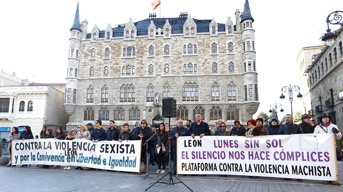 Concentración en León ‘Los lunes al sol’ con motivo del presunto asesinato de una mujer a manos de su marido en Burgos. | CARLOS S. CAMPILLO (ICAL)