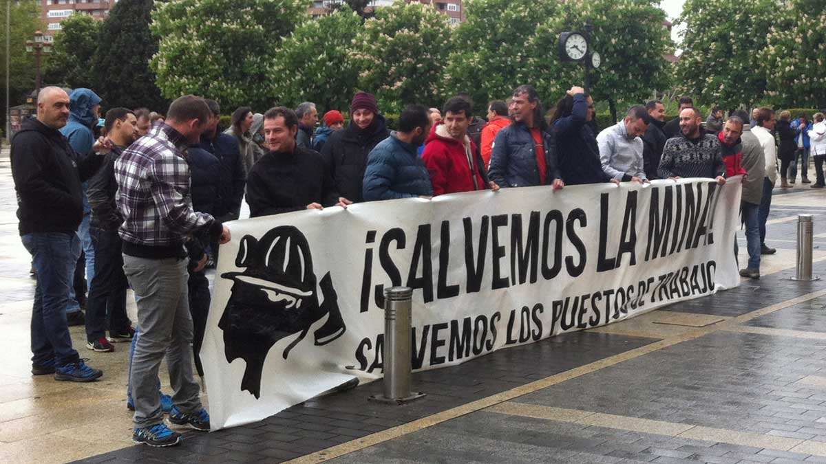 Los mineros se manifestaron frente a San Marcos antes de la presentación del programa electoral de Herrera.