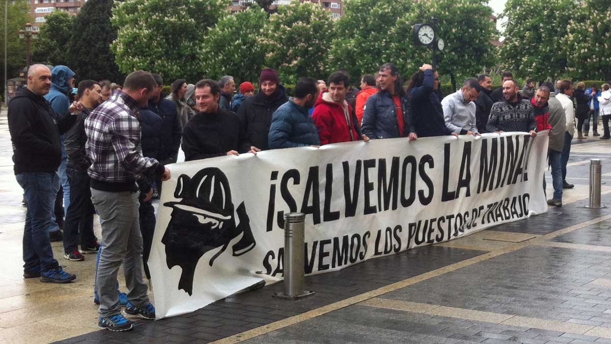 Los mineros se manifestaron frente a San Marcos antes de la presentación del programa electoral de Herrera. Los mineros se manifestaron frente a San Marcos antes de la presentación del programa electoral de Herrera.
