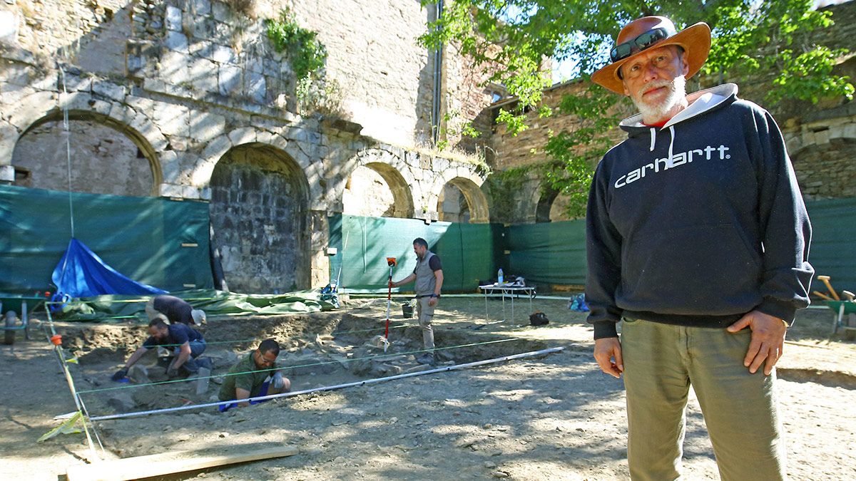 El historiador de Arte de la Universidad Autónoma de Madrid, Artemio Martínez, director de las excavaciones arqueológicas que se realizaran en el interior de la iglesia del Monasterio de San Pedro de Montes. | ICAL