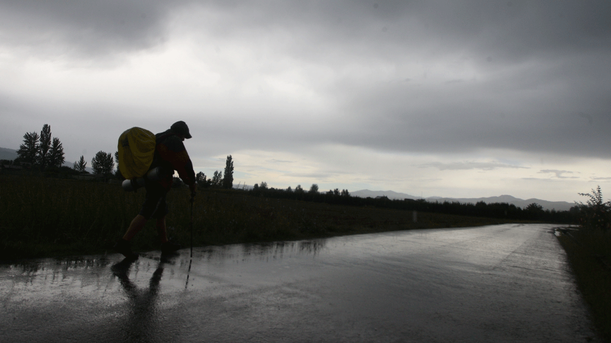 Un peregrino a su paso por el Bierzo, en una imagen de archivo. | César Sánchez (Ical)