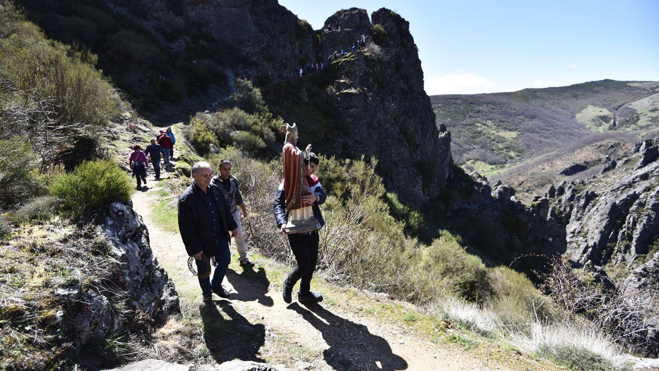 La imagen de San Froilán descendió una vez más desde su enriscada ermita para participar en la romería. | SAÚL ARÉN La imagen de San Froilán descendió una vez más desde su enriscada ermita para participar en la romería. | SAÚL ARÉN