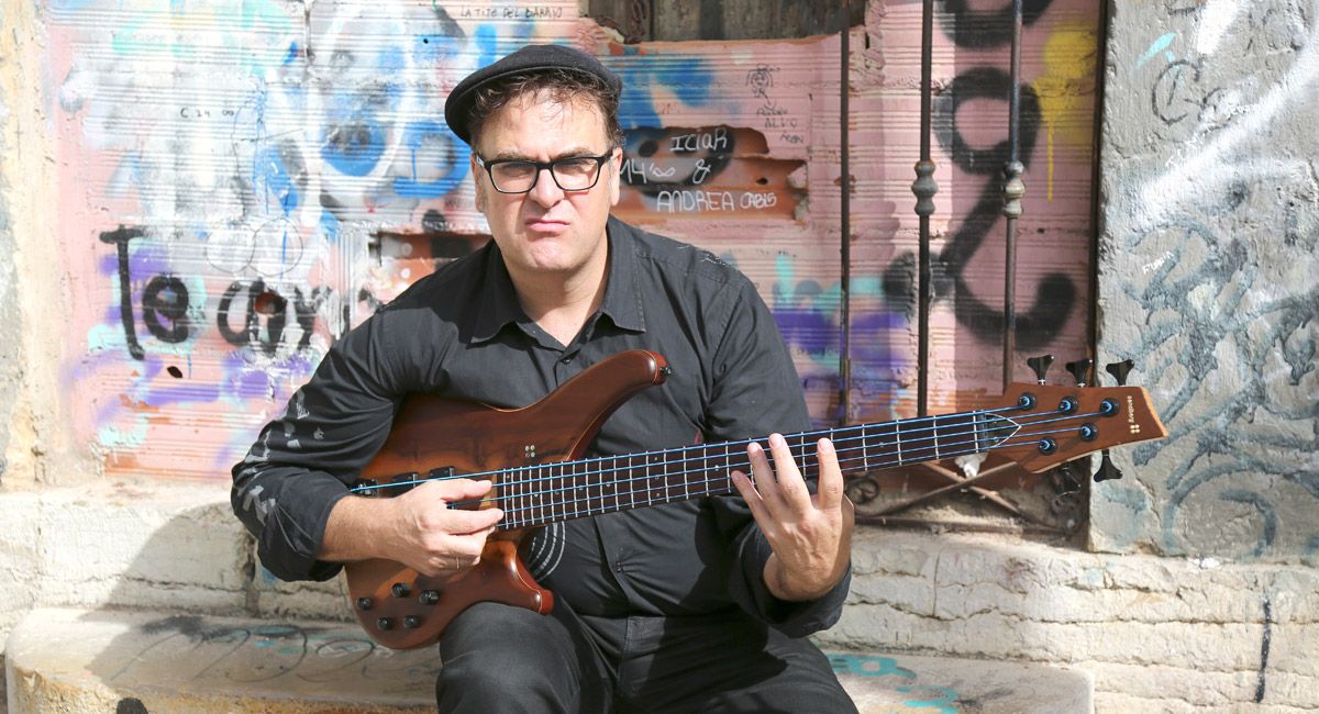 El músico leonés Javier Baíllo rinde tributo a través de Goodman a Stevie Wonder y a la música afroamericana.