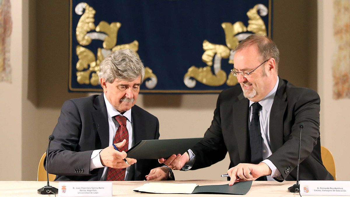 El consejero de Educación, Fernando Rey, firma un convenio con el rector de la Universidad de León, Juan Francisco García. | ICAL