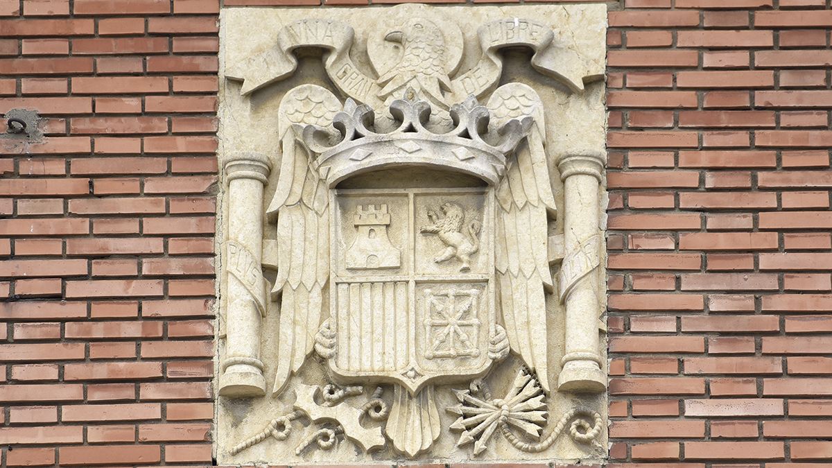 El escudo franquista está en lo alto del edificio del Laboratorio Agropecuario. | SAÚL ARÉN