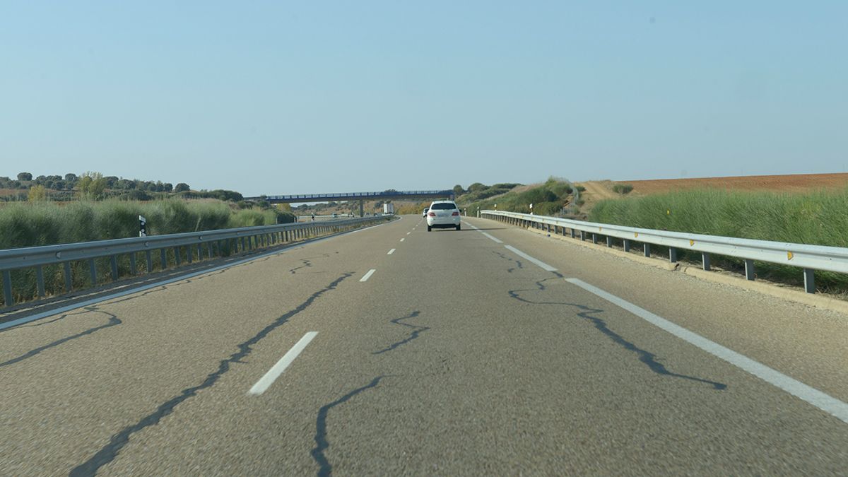 Imagen del lamentable estado en el que se encuentra la A-66 en su tramo entre Benavente y León. | MAURICIO PEÑA