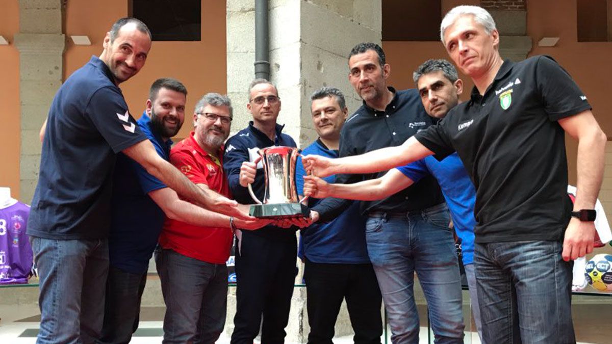 Los entrenadores posan con el trofeo de Copa. | ASOBAL.ES