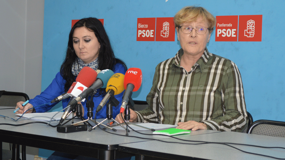 Paula Rodríguez y Rita Prada, ayer en rueda de prensa en la sede del PSOE en Ponferrada. | L. N. C.