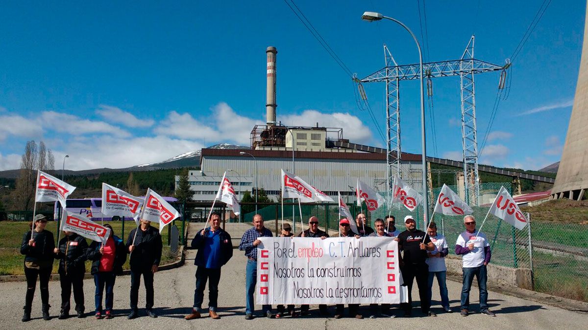 Los trabajadores volvieron a salir a las puertas de la central para manifestarse.