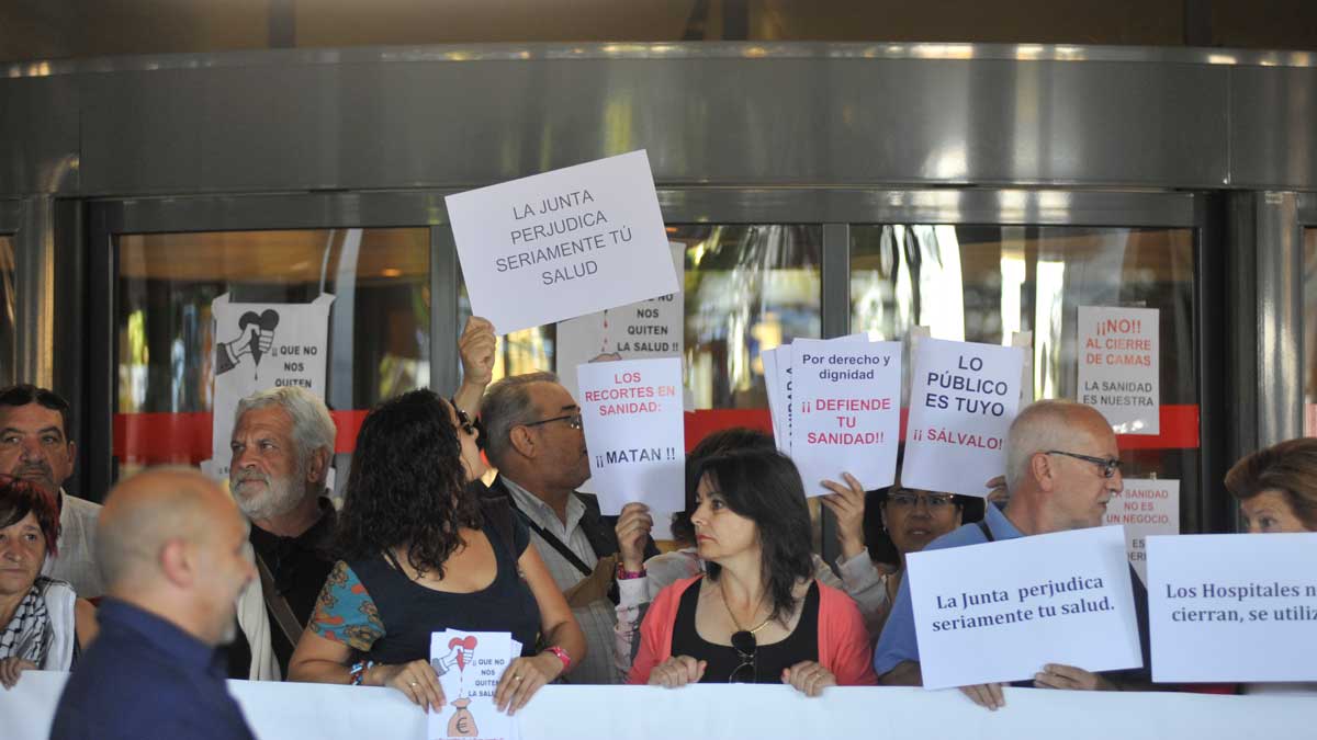 Una concentración anterior a las puertas del Hospital en defensa de la Sanidad pública | DANIEL MARTÍN