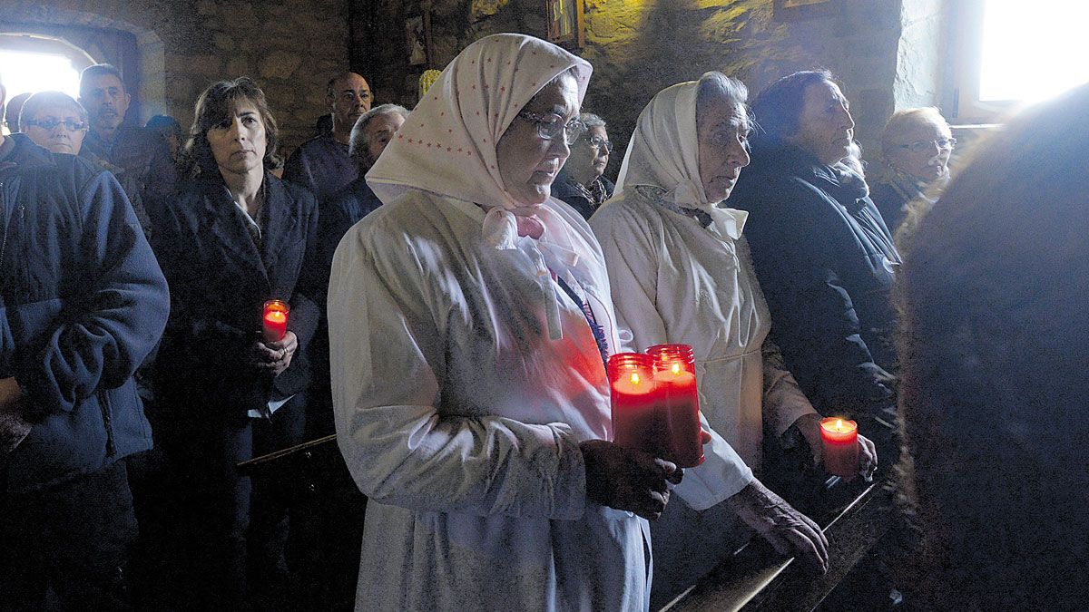 Amortajados con sus velas y feligreses del pueblo en el intrerior de la capilla del Cristo de la Cabaña, que después bajarán en propcesión.  | MAURICIO PEÑA