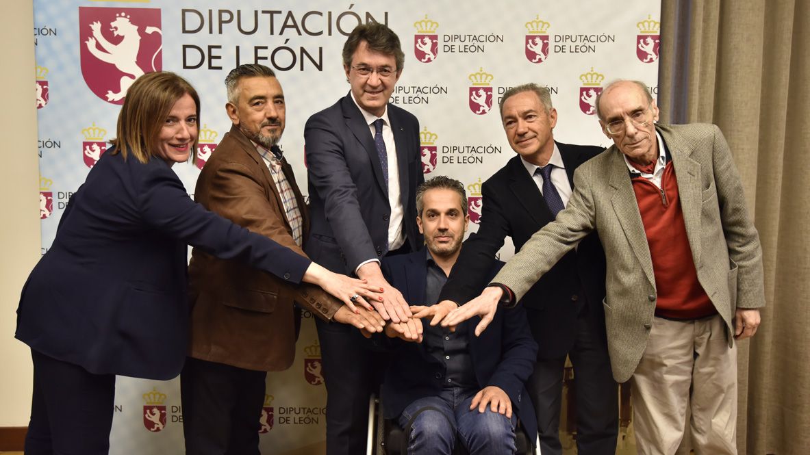 Imagen de familia de los representantes de la Diputación y de las asociaciones. | SAÚL ARÉN