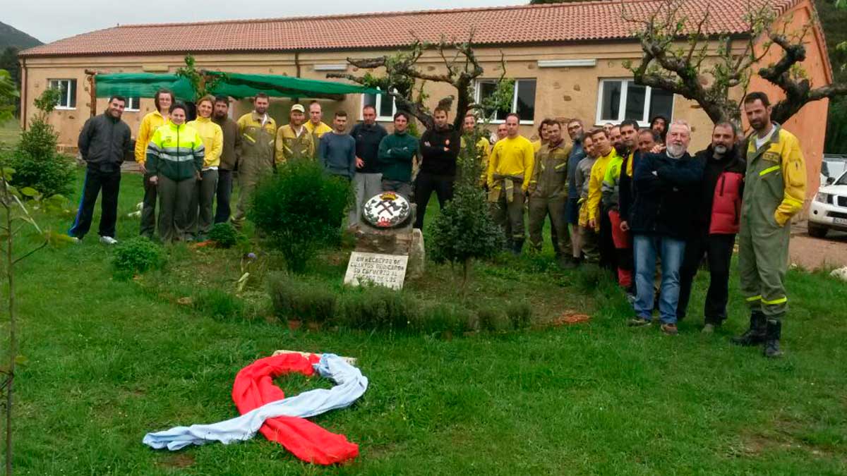 Las Brif de Tabuyo pararon para recordar a sus compañeros fallecidos mientras combatían las llamas. Las Brif de Tabuyo pararon para recordar a sus compañeros fallecidos mientras combatían las llamas.