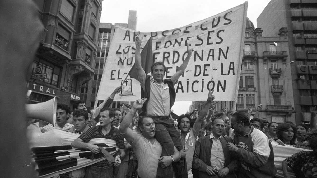 El ‘Pacto Cívico’. Morano a hombros después de confirmarse su victoria en las elecciones municipales de 1987 como independiente.