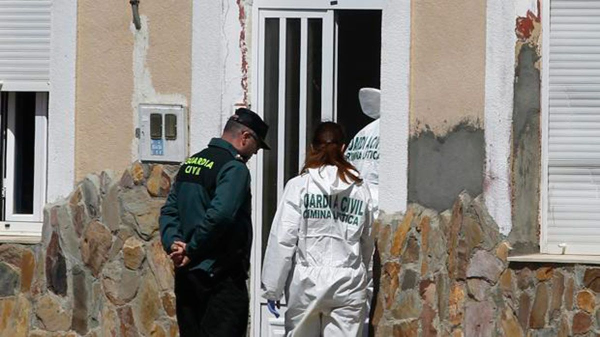 Registro en el domicilio del detenido por la muerte de la joven zamorana. | ABC.ES