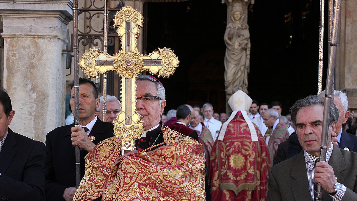El obispo de Santander, Manuel Sánchez Monge, lleva la reliquia a la diócesis de Astorga. | ICAL