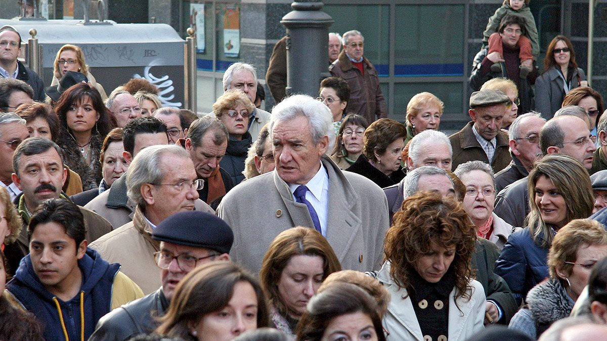 Morano y Luis del Olmo juntos en una manifestación contra el terrorismo en León en el año 2004. | ICAL