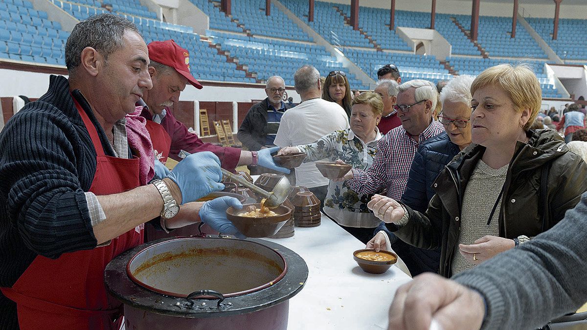 El plato principal, cocinado en la tradicional olla ferroviaria, se sirvió en cazuelinas de barro. | MAURICIO PEÑA