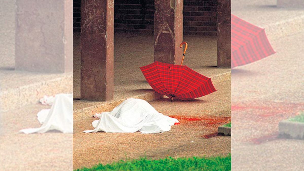 El paraguas rojo y el cadáver de Lacalle. Esta imagen se convirtió en el símbolo de la resistencia contra la banda terrorista.