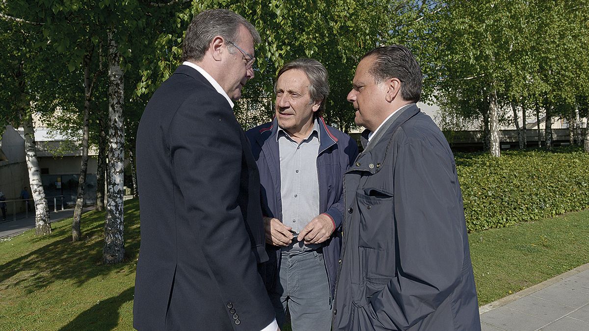 Silván, Ángel Villalba y Mario Amilivia en las puertas del Tanatorio donde está la capilla ardiente. | MAURICIO PEÑA