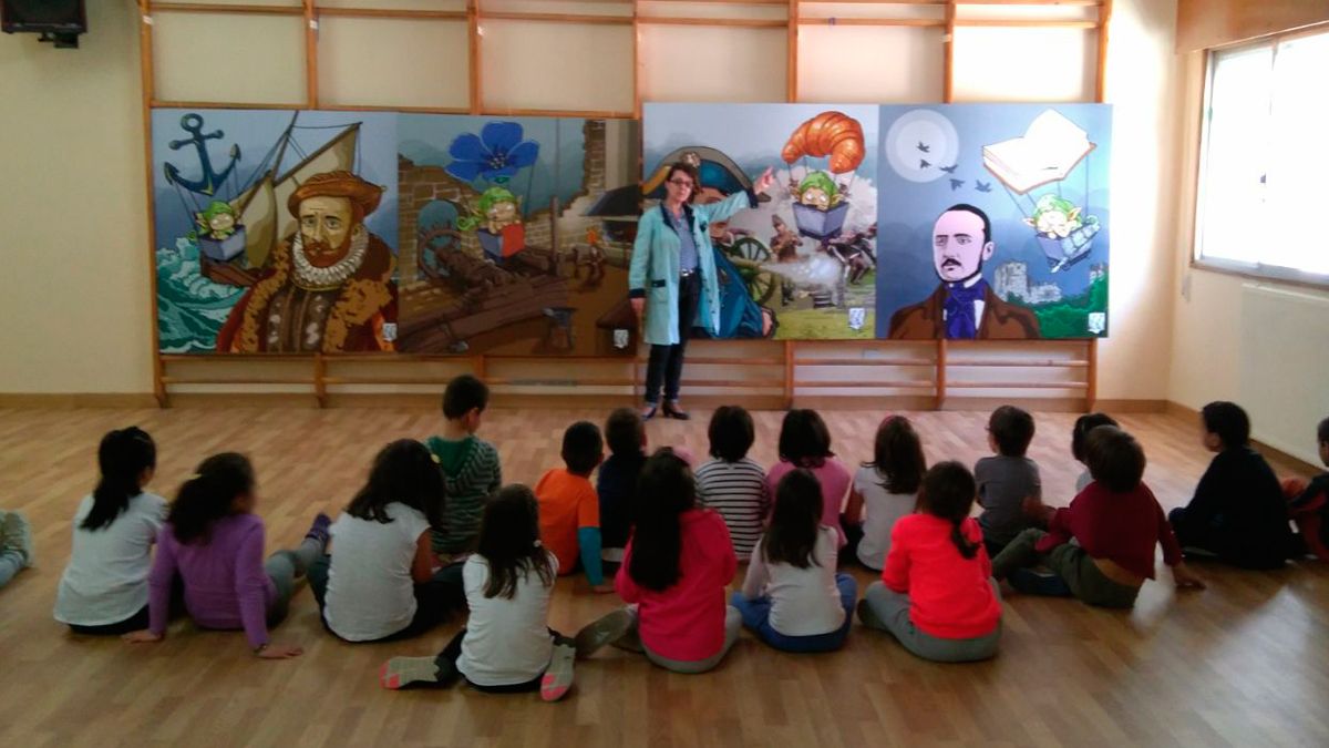 El grupo de 1º y 2º aprendiendo a dibujar a Xardón. | L.N.C.