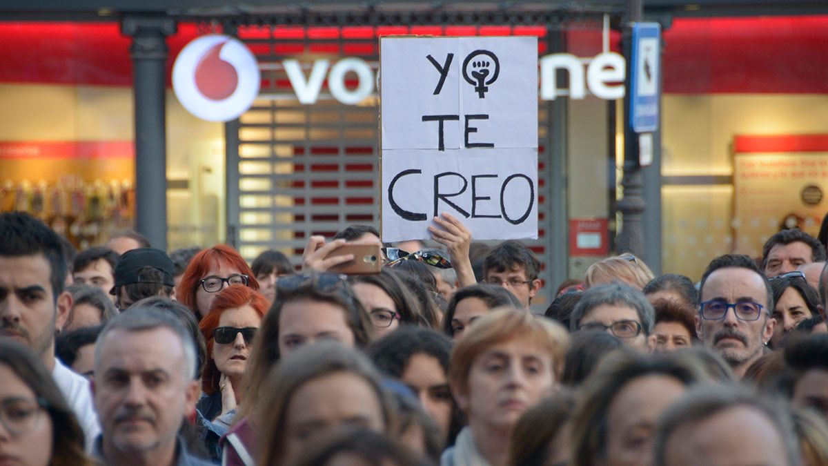 Manifestación en León en contra de la sentencia dictada por el caso de 'La Manada'. | MAURICIO PEÑA Manifestación en León en contra de la sentencia dictada por el caso de 'La Manada'. | MAURICIO PEÑA