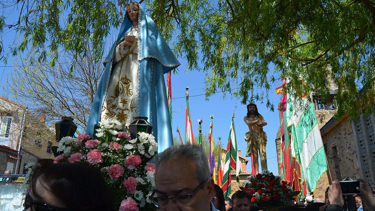 La Virgen Peregrina y el Ecce-Homo saliendo de la iglesia. | P.F. La Virgen Peregrina y el Ecce-Homo saliendo de la iglesia. | P.F.