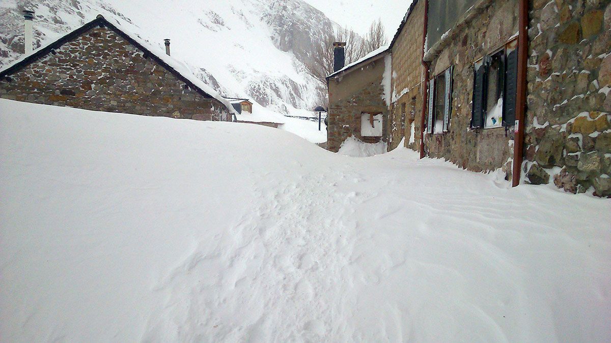 Fotografía de archivo de una nevada en la localidad de La Cueta, donde se proyectaba el centro de esquí. | ICAL