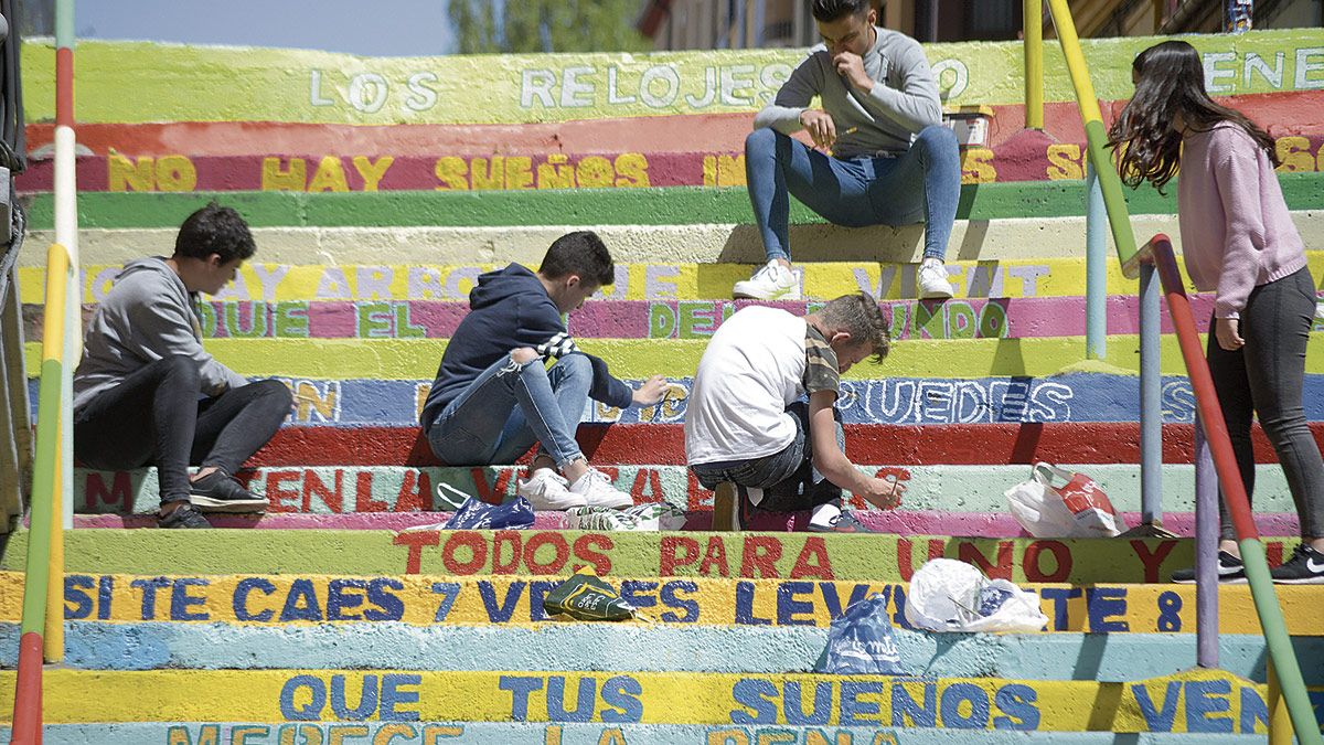 Los chavales cambian las escaleras grises por otras de color. | MAURICIO PEÑA