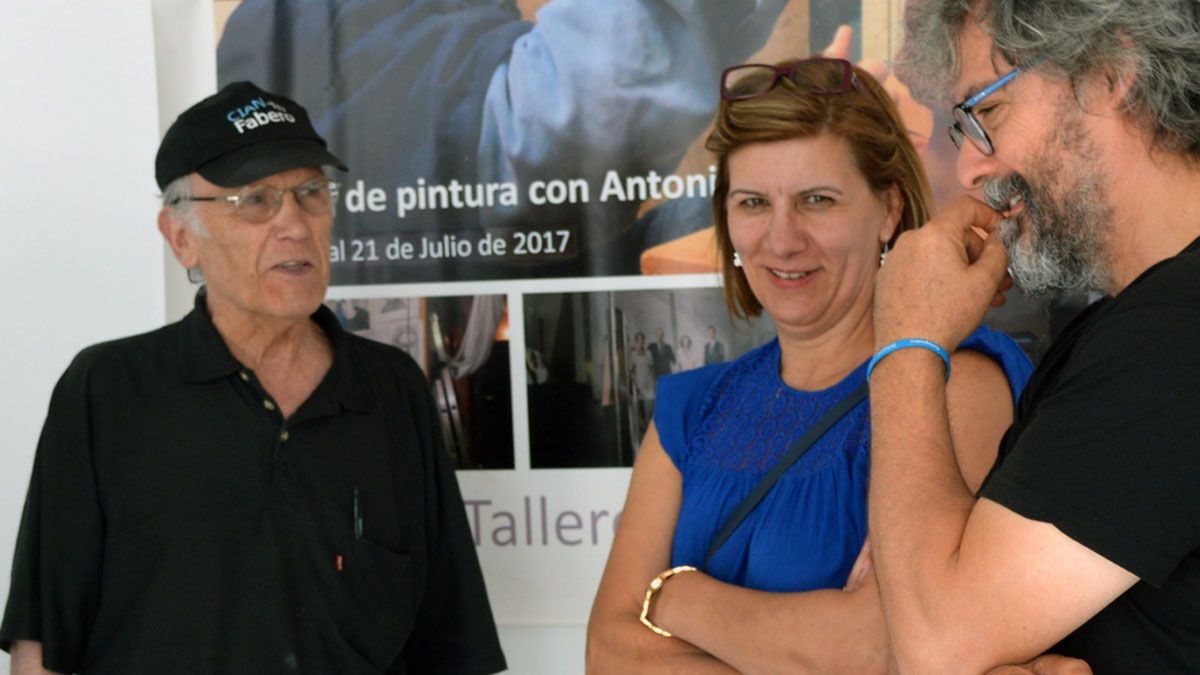 Julio López Hernández, a la izquierda, el pasado verano en Fabero, junto a alcaldesa y el escultor Tomás Bañuelos.| D.M.