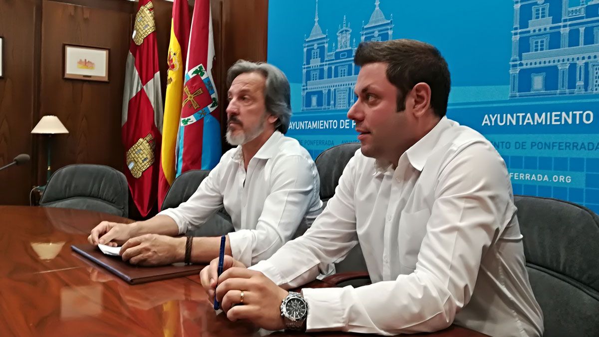 Muñoz y Alonso, concejales de Coalición, en rueda de prensa. | M.I.