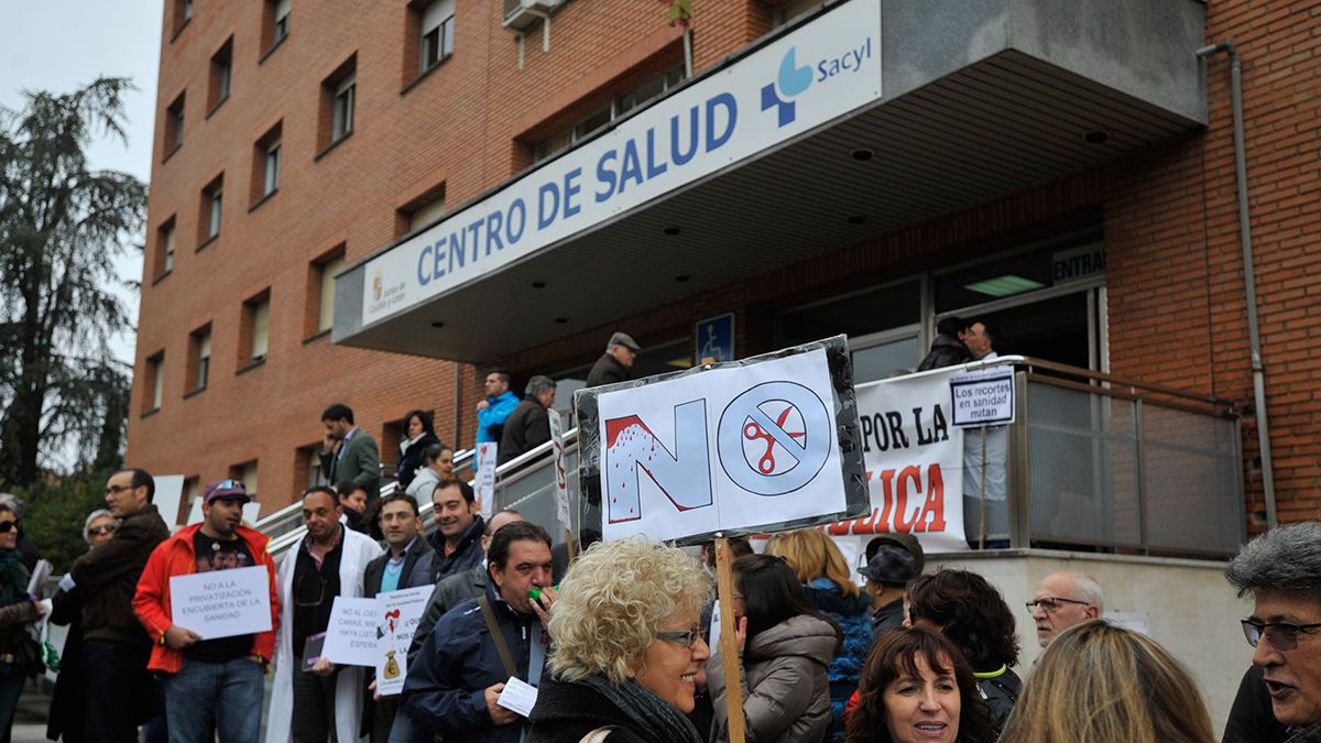 Manifestación frente al centro de salud de José Aguado convocada por la Plataforma Social en Defensa de la Sanidad Pública. | DANIEL MARTÍN