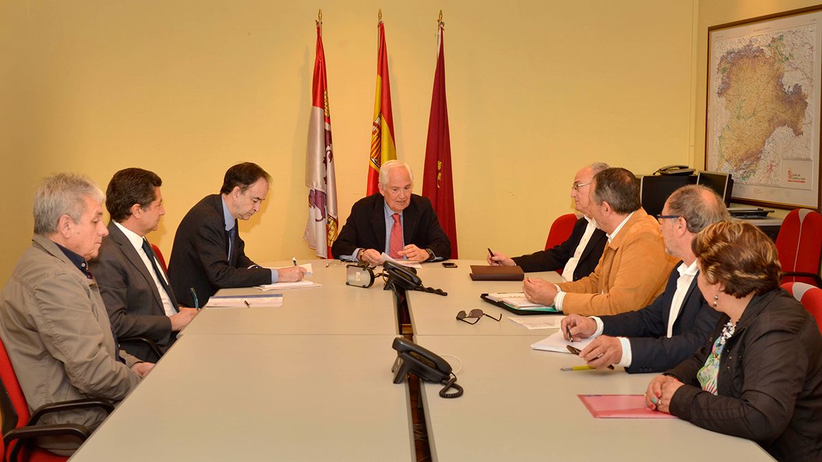 Un momento de la reunión celebrada entre Guillermo García y Joaquín Llamas. | L.N.C.