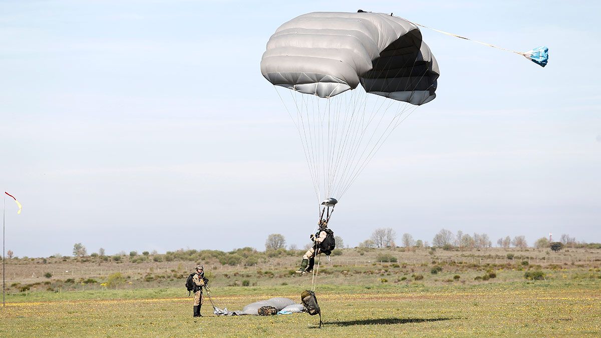 León acoge un ejercicio internacional de infiltración paracaidista con empleo de oxígeno. | CARLOS S. CAMPILLO (ICAL)