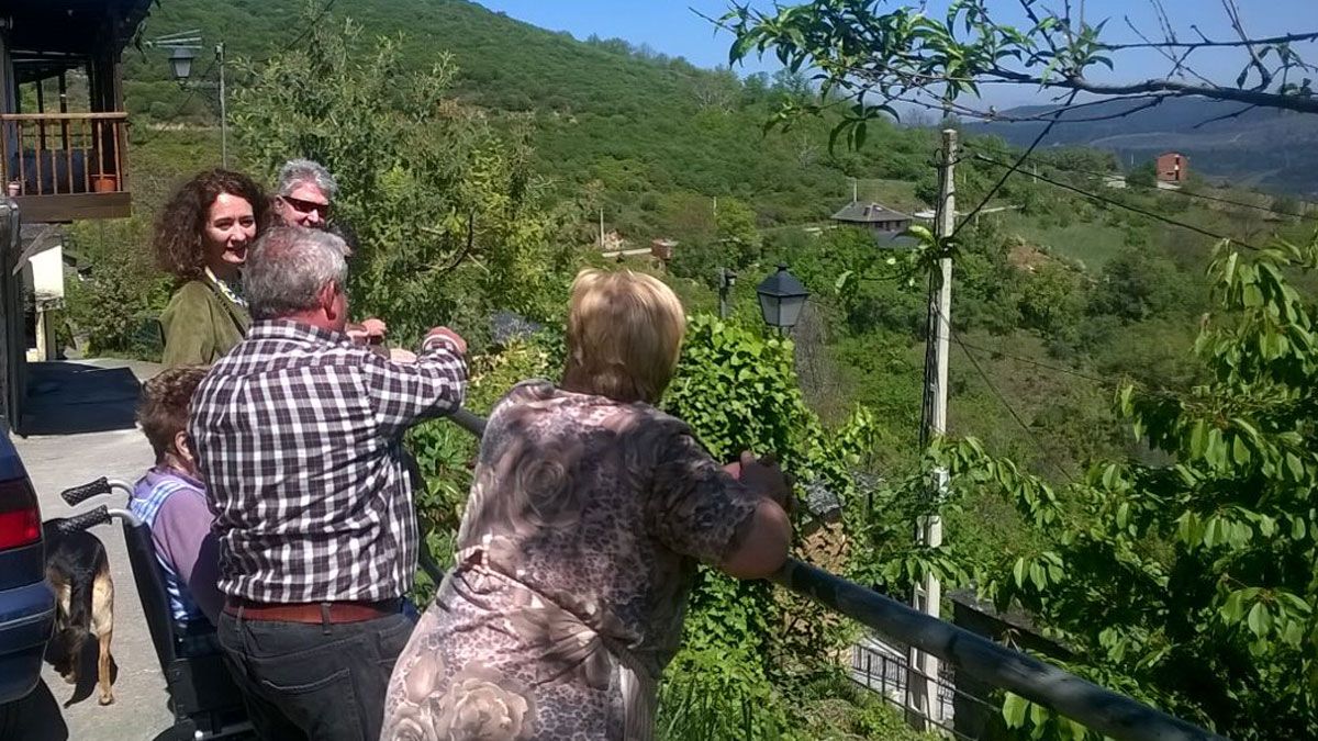La candidata del PP en Ponferrada, Gloria Merayo visitando Ozuela.