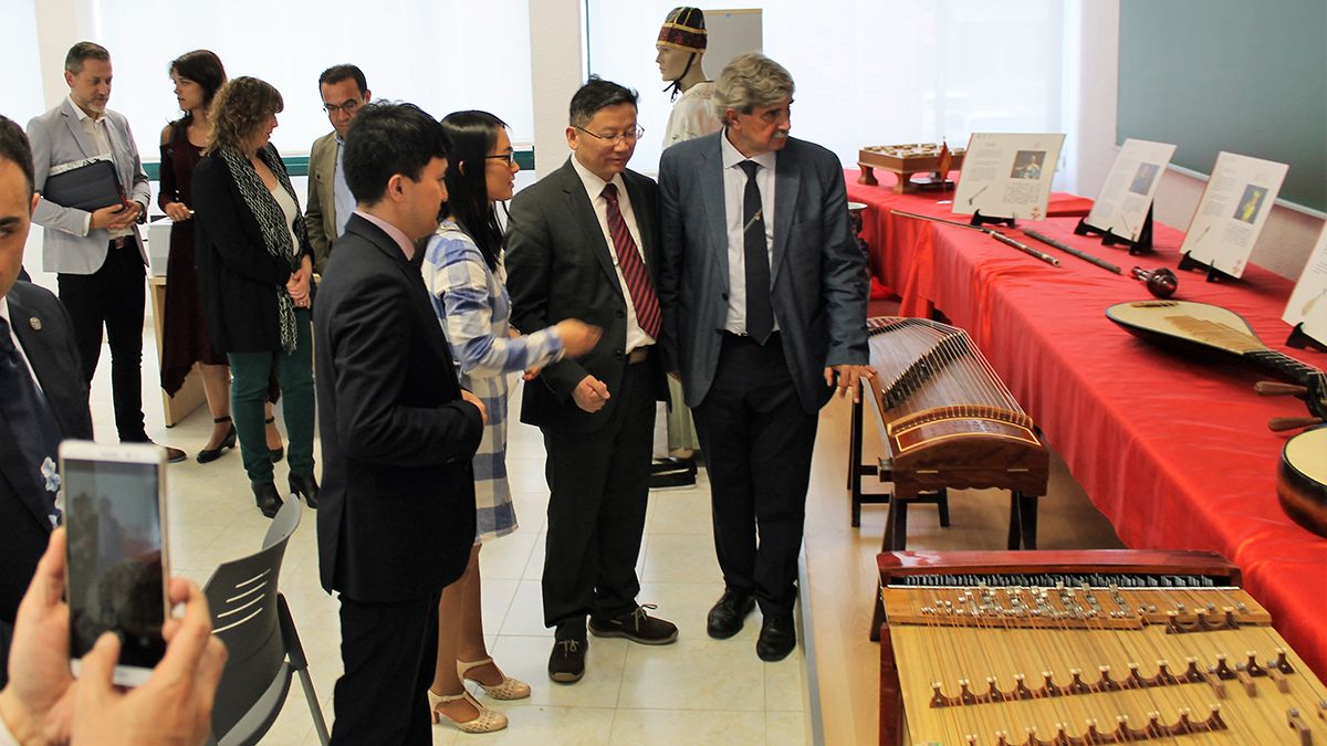 La delegación china con el rector de la Universidad de León. | L.N.C.