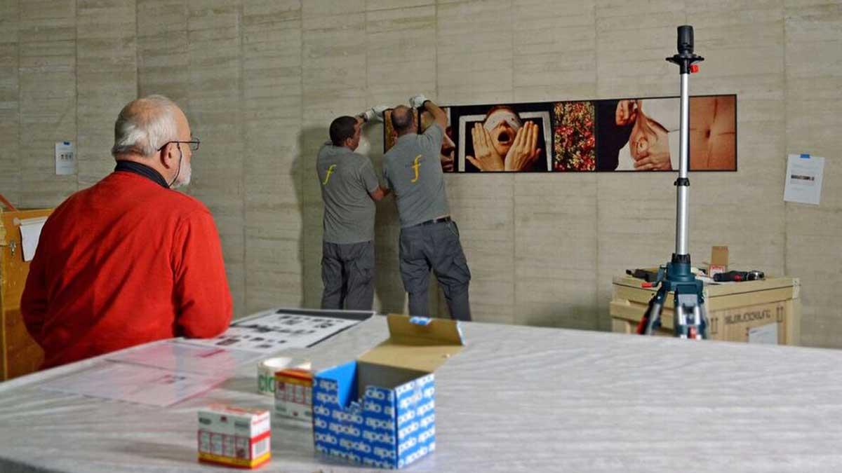 Montaje de una exposición bajo la supervivisión de un ‘correo’. | MUSAC