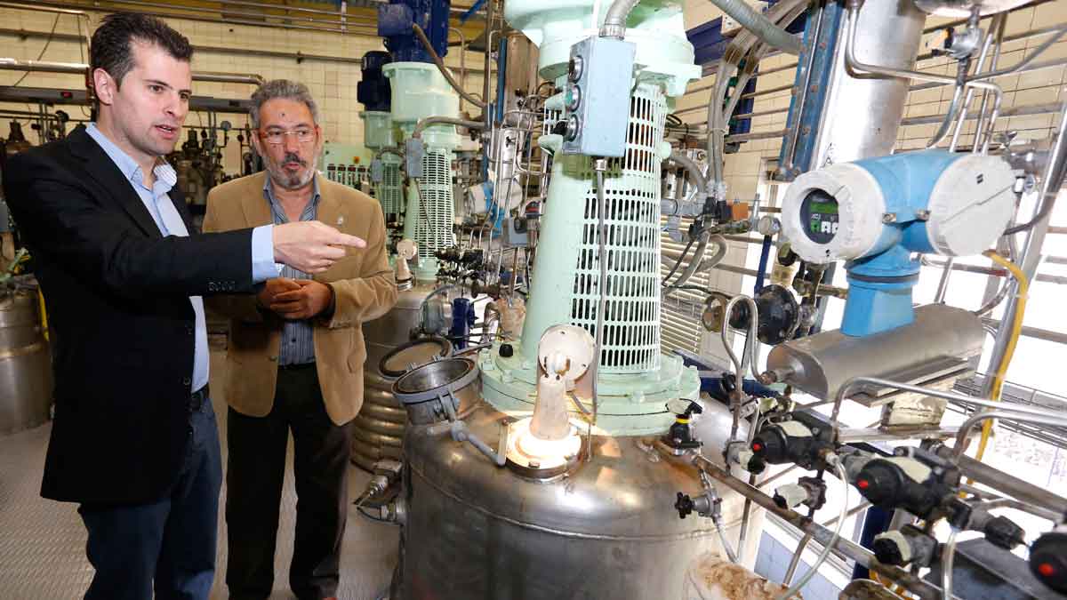 El candidato a la Presidencia de la Junta por el PSOE, Luís Tudanca, visita la fábrica Antibióticos de León. | CARLOS S. CAMPILLO (ICAL)