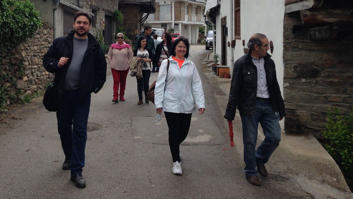 Marqués, junto a miembros de su lista y vecinos de Los Barrios.  :: l. n. c.