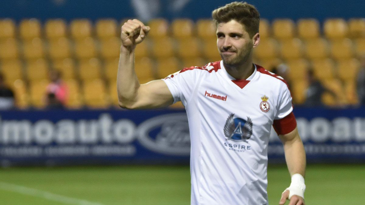 Iván González celebra el empate ante el Alcorcón al retirarse del terreno de juego. | LOF